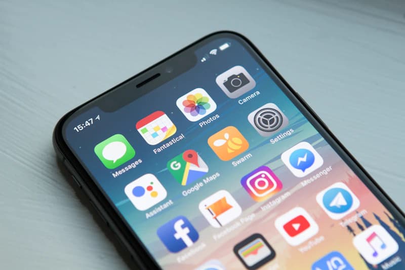 App Entwicklung Rügen — Mobile App auf Smartphone mit nativer iOS und Android Oberfläche